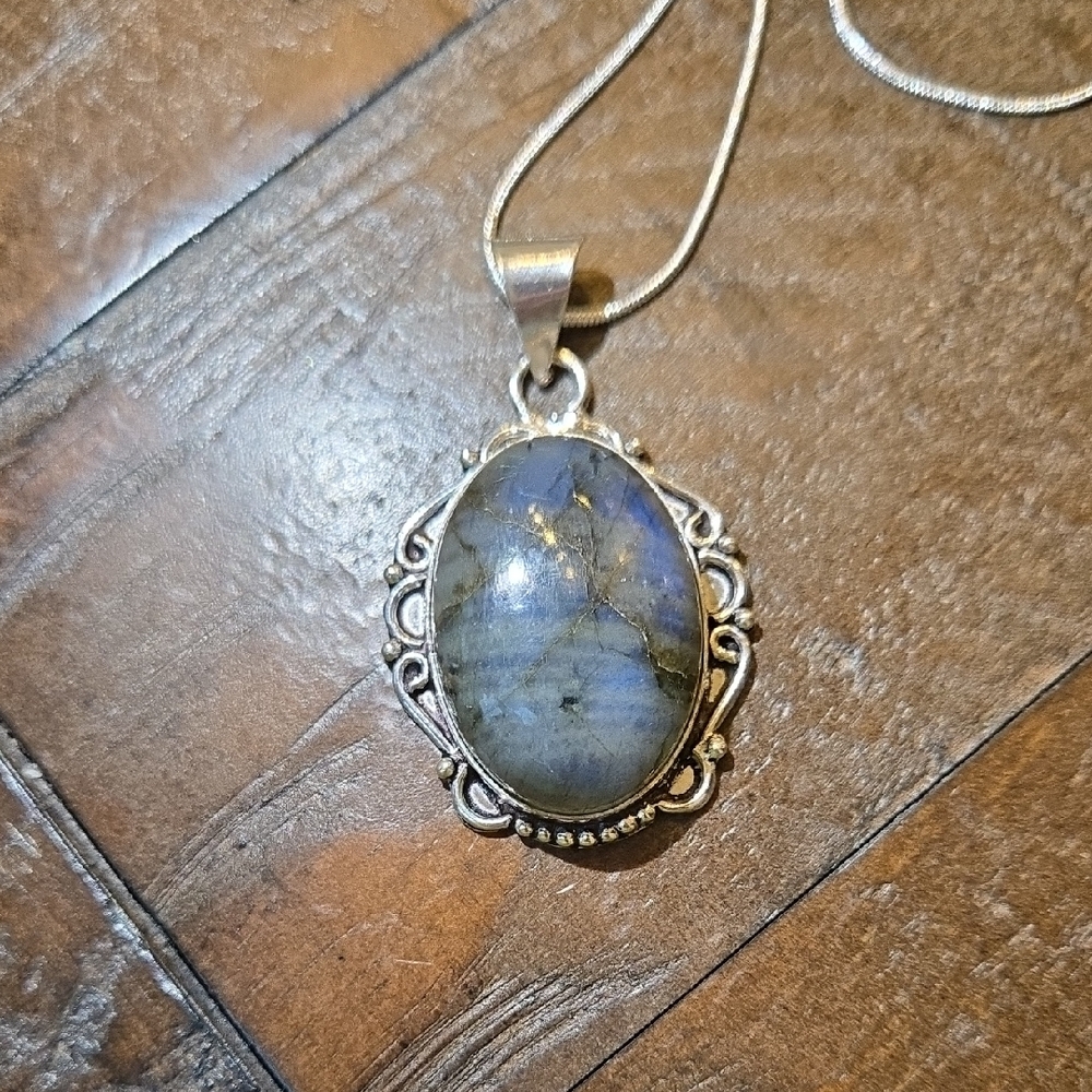 Labradorite Pendant - Picture 2 of 6
